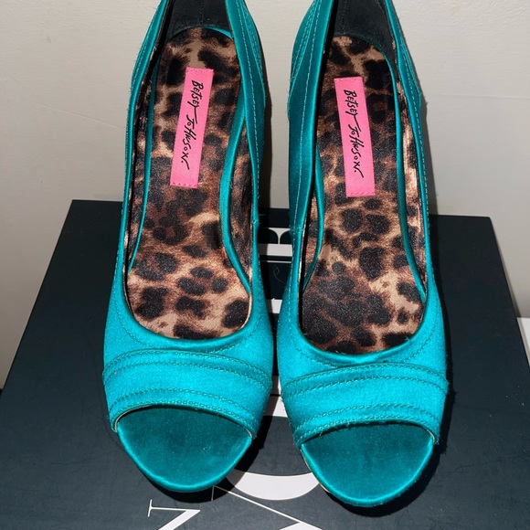 Betsy Johnson - Picture 2 of 3